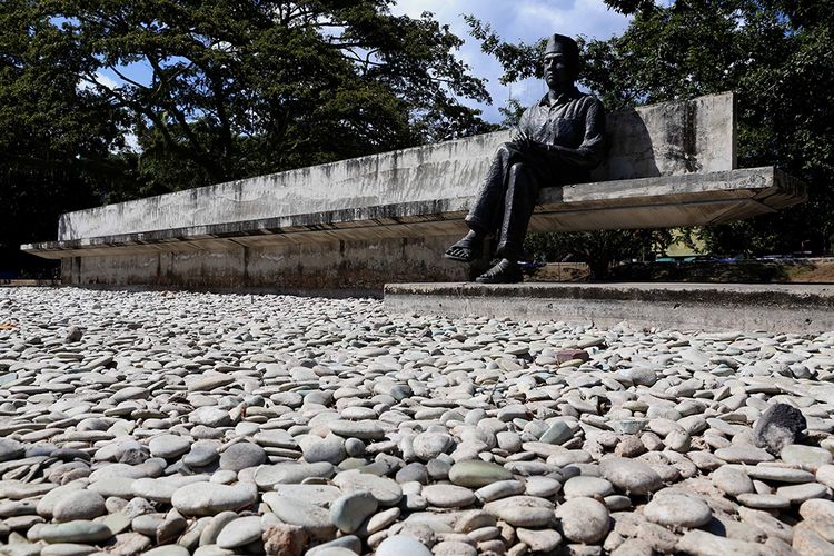 Patung Bung Karno di samping pohon sukun di kompleks Pelabuhan Bung Karno, Ende, Pulau Flores, Nusa Tenggara Timur, Kamis (11/7/2016). Kota ini menyimpan sejarah panjang perihal sepak terjang Ir Soekarno atau Bung Karno selama empat tahun (14 Januari 1934 hingga 18 Oktober 1938) menjalani pengasingan.