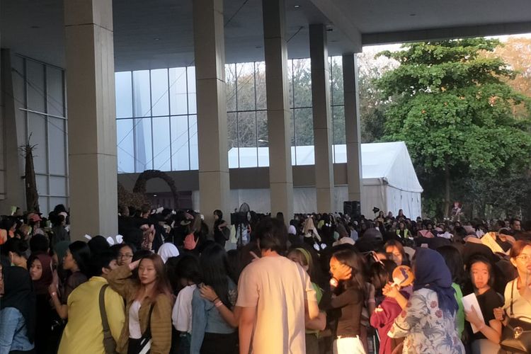 Penonton konser Korean Wave 2019 mengular di depan Ecovention Ancol, Jakarta Utara, Selasa (10/9/2019).