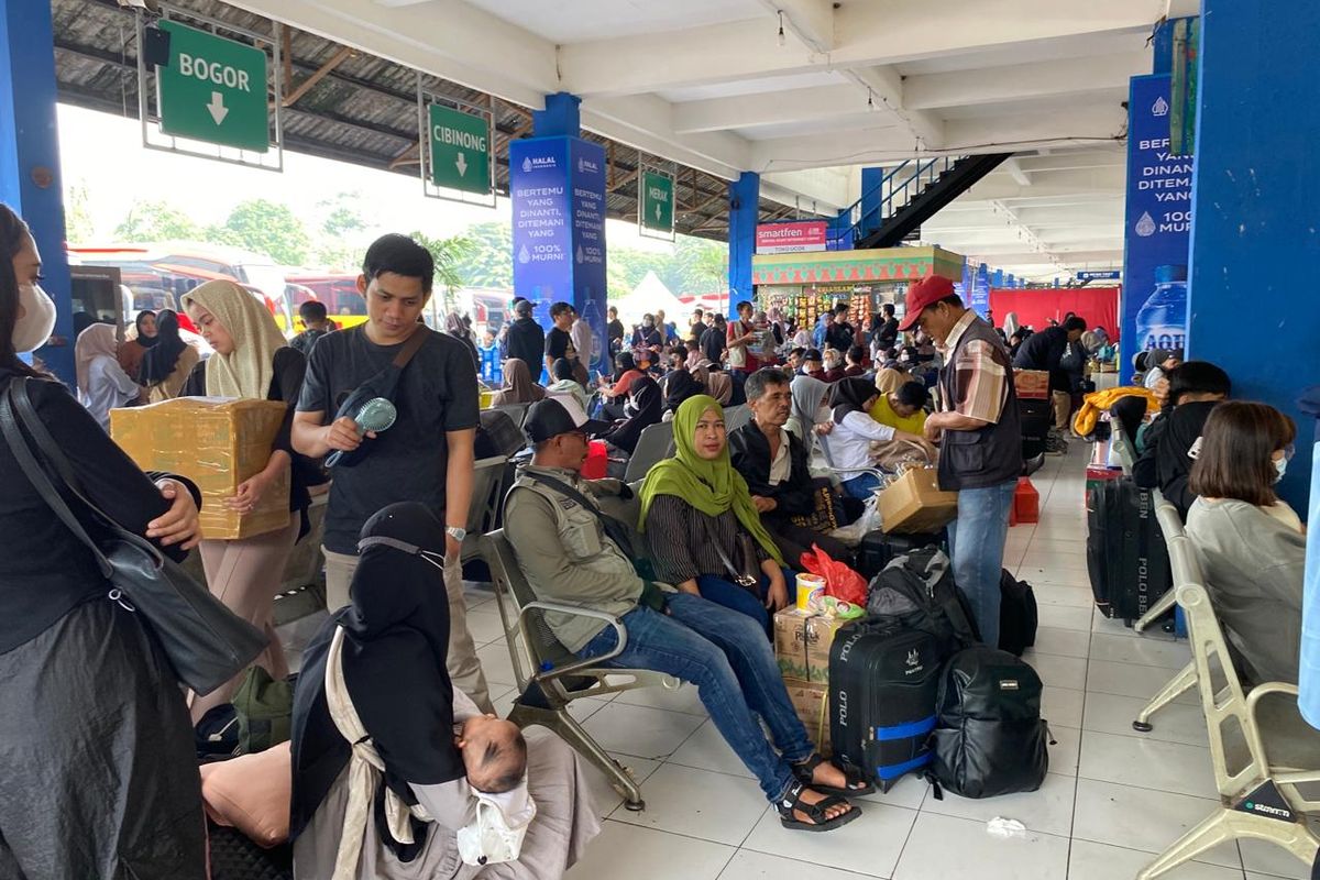 Suasana di ruang tunggu Terminal Kampung Rambutan, Jakarta Timur, Sabtu (6/4/2024). 