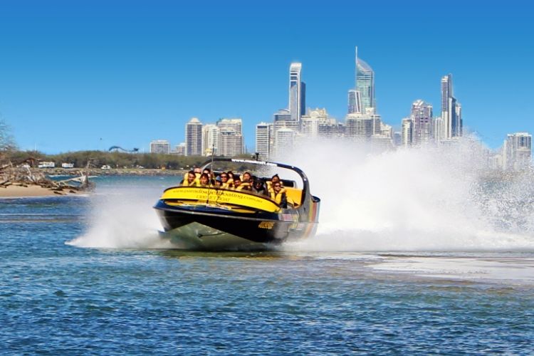 Jet boating ketika ngebut di atas air laut