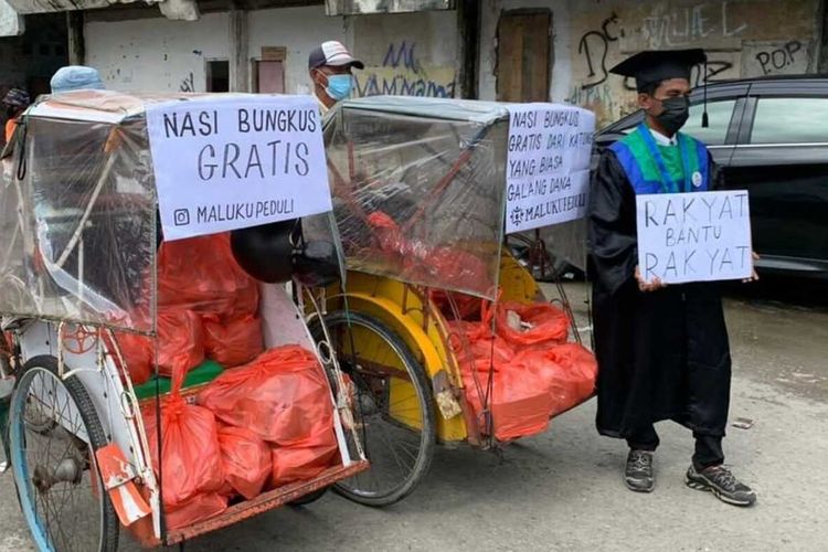 Wisudawan IAIN Ambon, Moh Tete Sairun merayakan syukuran wisuda sarjananya dengan cara membagi makanan ke pedagang asongan, tukang ojek, pengayuh becak di kawasan Pasar Batu Merah Ambon, Kamis (5/8/2021)