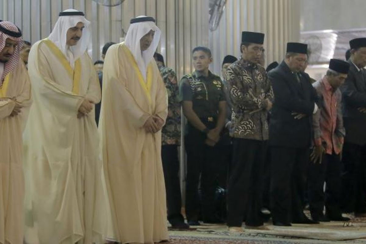 Raja Arab Saudi Salman bin Abdulaziz al-Saud (kiri) dan Presiden Joko Widodo saat shalat di Masjid Istiqlal, Jakarta Pusat, Kamis (2/3/2017). Kunjungan Raja Salman ke Indonesia setelah 47 tahun lalu dalam rangka kerjasama bilateral Indonesia - Arab Saudi.