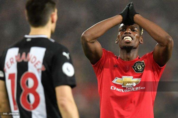 Gelandang Manchester United, Paul Pogba, bereaksi setelah gagal memanfaatkan peluang pada laga Boxing Day Liga Inggris kontra Newcastle United, Kamis (26/12/2019).