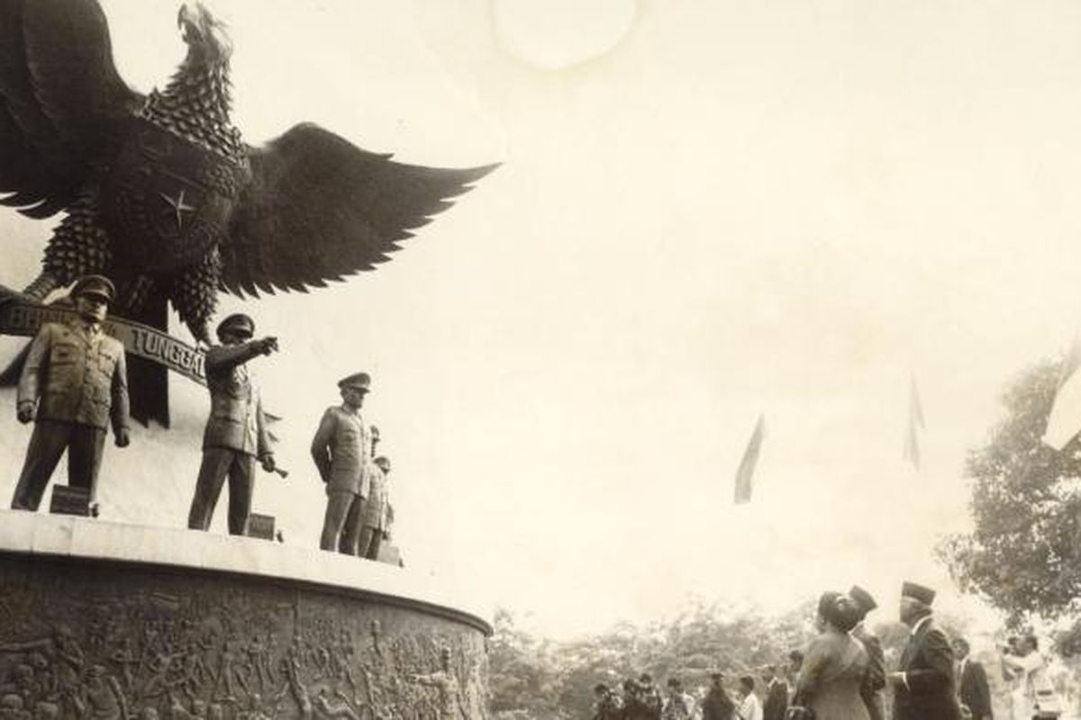 Suasana pada peringatan Hari Kesaktian Pancasila tahun 1989. Monumen Pancasila Sakti dibangun di kawasan Lubang Buaya, Jakarta Timur, di dekat sumur maut yang dijadikan tempat pembuangan mayat para perwira tinggi TNI AD korban pembunuhan pada awal Oktober 1965. Pelaku pembunuhan adalah prajurit-prajurit TNI AD menyusul peristiwa G30S yang terus menjadi kontroversi hingga sekarang. Setiap tahun di depan monumen tersebut dilaksanakan upacara bendera Hari Kesaktian Pancasila.