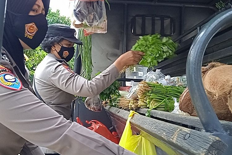 Warga Sumber Rejo Sejahtera, Kemiling mendapatkan bantuan berupa sayuran dan ikan dari Polsek Kemiling, Sabtu (17/7/2021). Warga yang sedang isolasi mandiri ini mengaku senang karena akhirnya bisa memasak makanan sendiri.