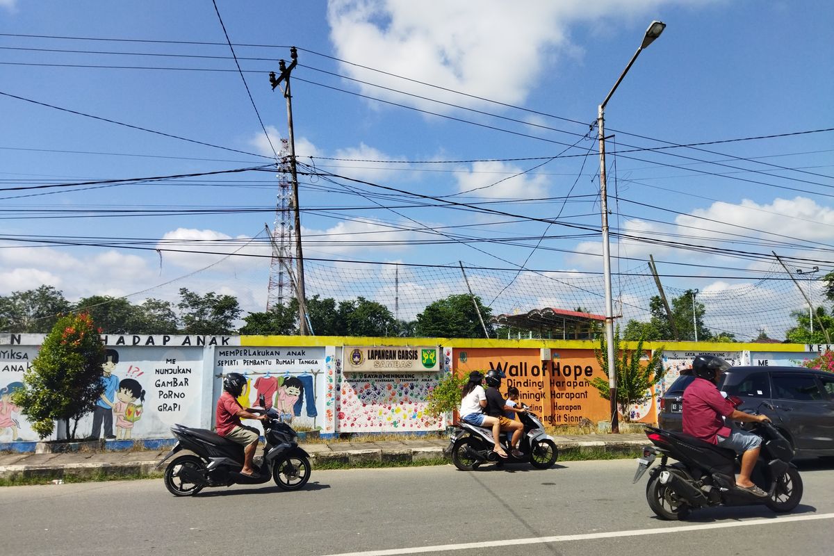 Potret mural yang mengampanyekan perlindungan terhadap anak di depan Kantor Wahana Visi Indonesia (WVI) di Kabupaten Sambas, Kalimantan Barat, Senin (27/8/2023).