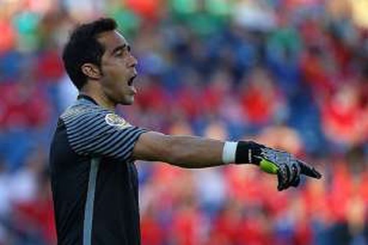 Penjaga gawang Cile, Claudio Bravo, tampil pada laga Copa America Centenario kontra Bolivia, di Gillette Stadium, Foxborough, Amerika Serikat, pada 10 Juni 2016.