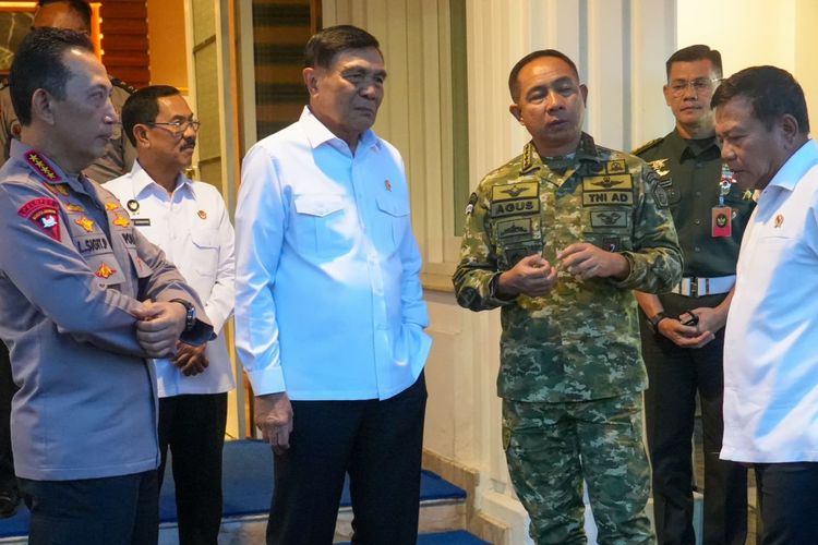 Menteri Koordinator Bidang Politik dan Keamanan (Menko Polkam), Jenderal TNI (Purn) Djamari Chaniago, memimpin langsung rapat terbatas lintas sektor yang dihadiri oleh Panglima TNI, Kapolri, dan Kepala Badan Intelijen Negara (BIN), Senin (8/12/2025).