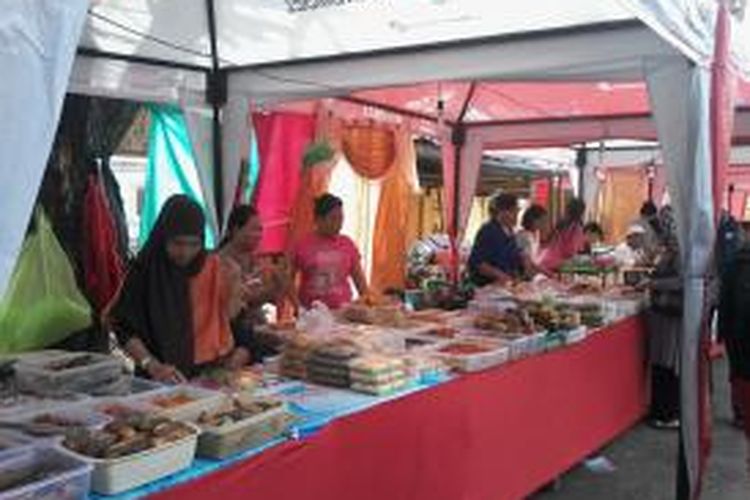 Pedagang makanan khas Makassar menjajakan dagangannya di Pasar Takjil JL Andi Mappanyukki.