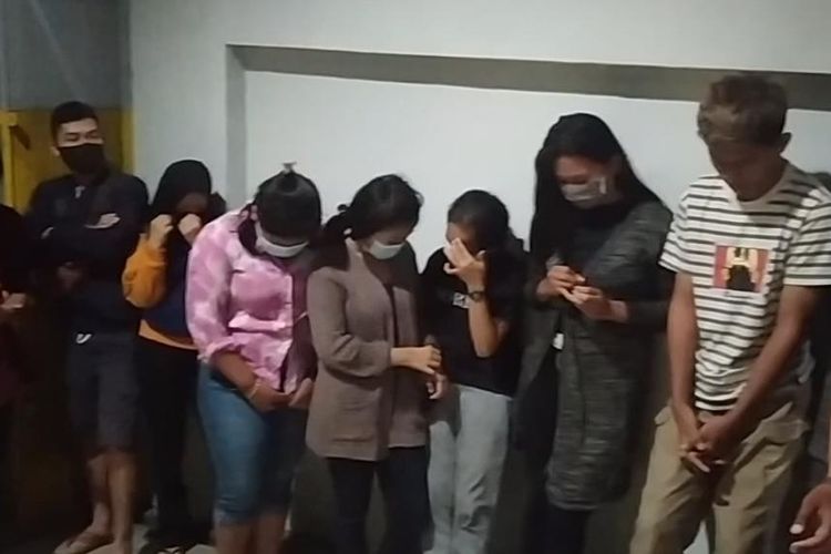 Polisi sedang memeriksa 19 orang ditangkap di hotel saat razia pekat