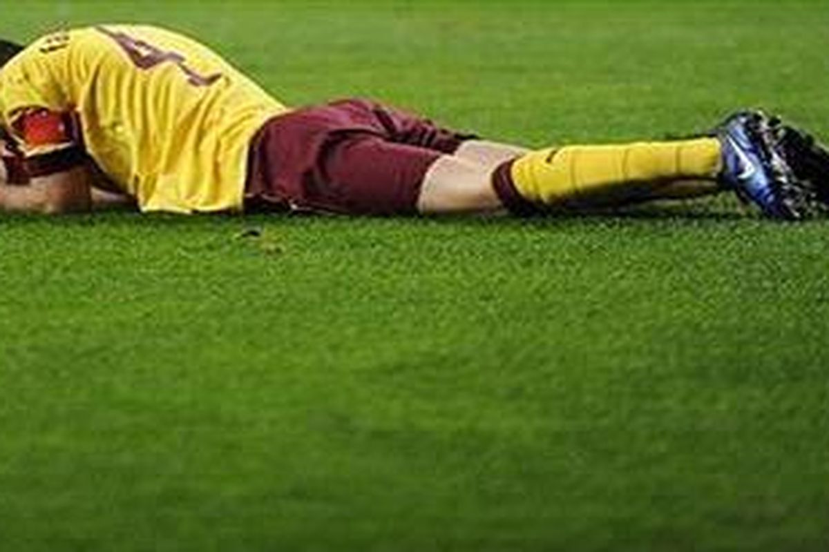 Gelandang Arsenal, Cesc Fabregas mengalami cedera hamstring saat melawan Braga, Selasa (23/11/2010). 