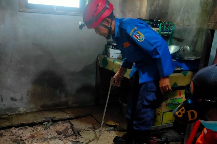 Petugas Damkar Dinas Satpol PP Tuban mengevakuasi belasan ular kobra dari rumah warga Karangagung, Kecamatan Palang, Kabupaten Tuban, Jawa Timur.