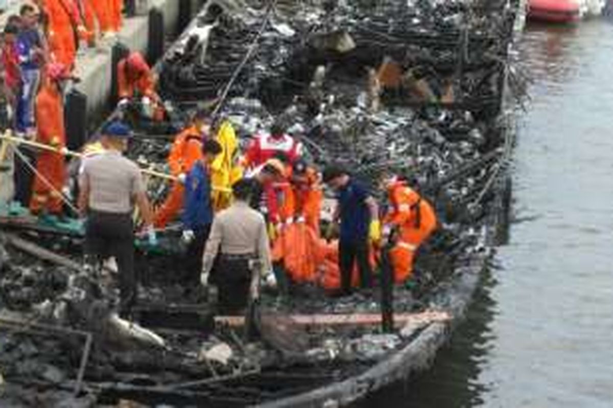 Tim SAR mengangkut jenazah yang hangus terbakar dari kapal Zahro Express di Pelabuhan Muara Angke, Jakarta Utara, Minggu (1/1/2017) siang.