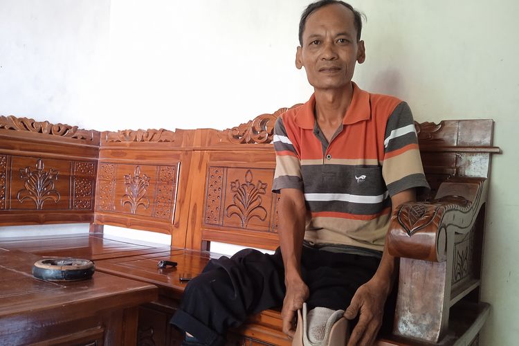 Sujono (48), penyandang disabilitas daksa yang maju menjadi Caleg DPRD Kabupaten Nganjuk di Pemilu 2024. Ia merupakan satu-satunya Caleg DPRD Kabupaten Nganjuk yang berasal dari kalangan penyandang disabilitas