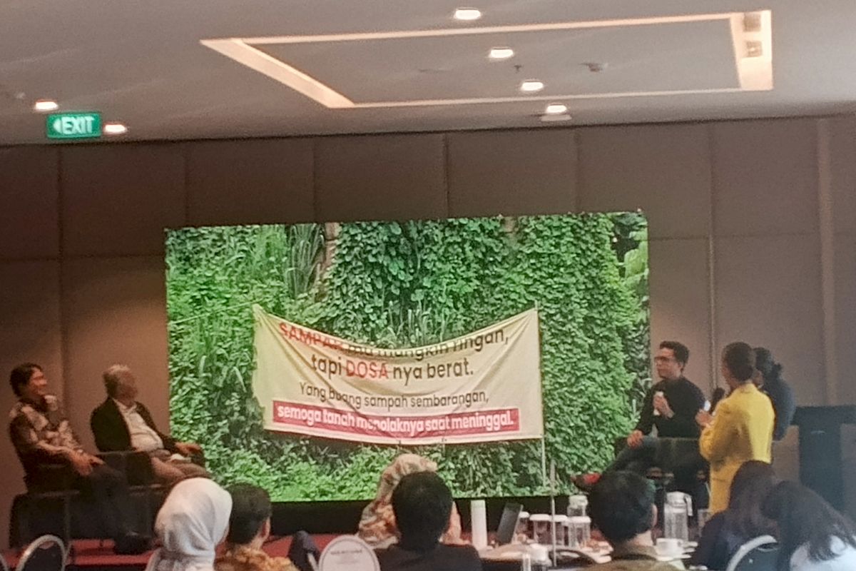 Tenaga ahli antropologi Fireflies dari universitas Indonesia, Sofyan Ansori menjelaskan spanduk yang mengekspresikan perasaan frustasi masyarakat terkait permasalahan sampah.