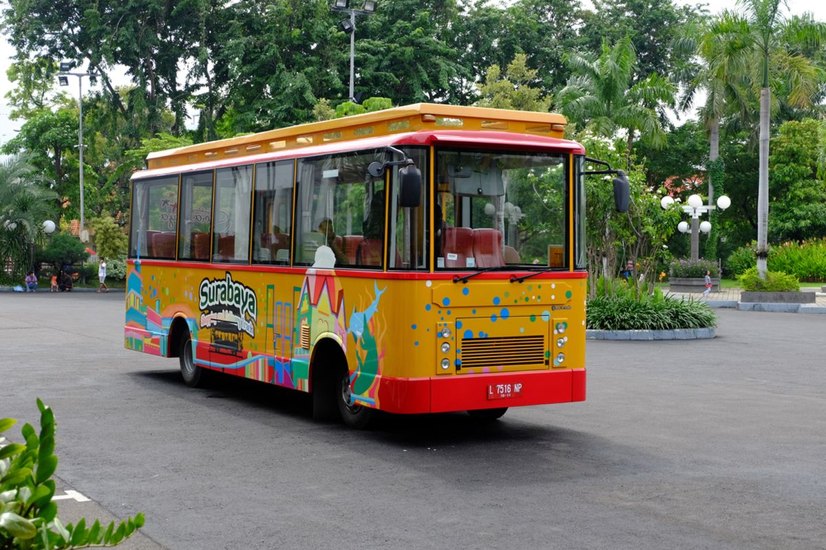 Bus wisata Surabaya atau Surabaya Sightseeing and City Tour (SSCT).