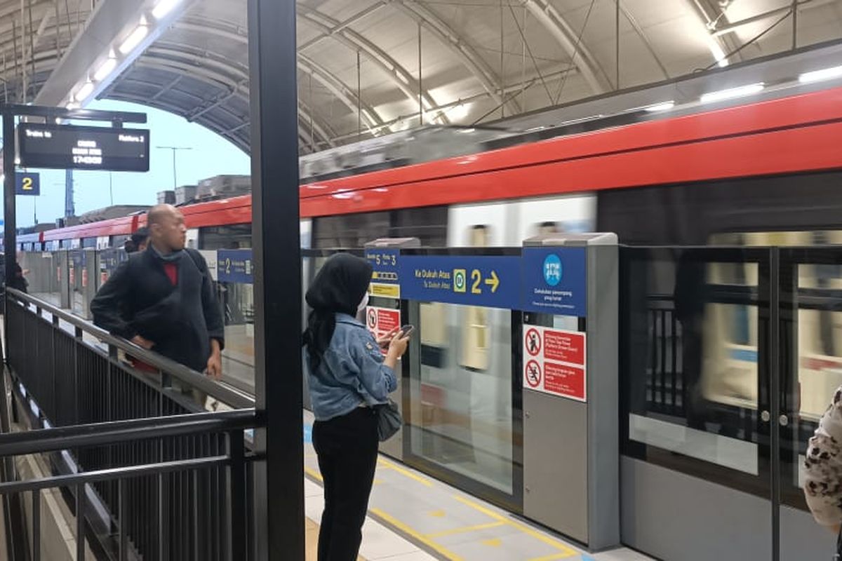 Kedatangan rangkaian LRT di Stasiun Bekasi Barat, Selasa (28/11/2023). Headway atau waktu tempuh kedatangan LRT saat ini berubah dari 30 menit menjadi 18 menit setelah pihak LRT menambah 12 rangkaian kereta atau trainset.