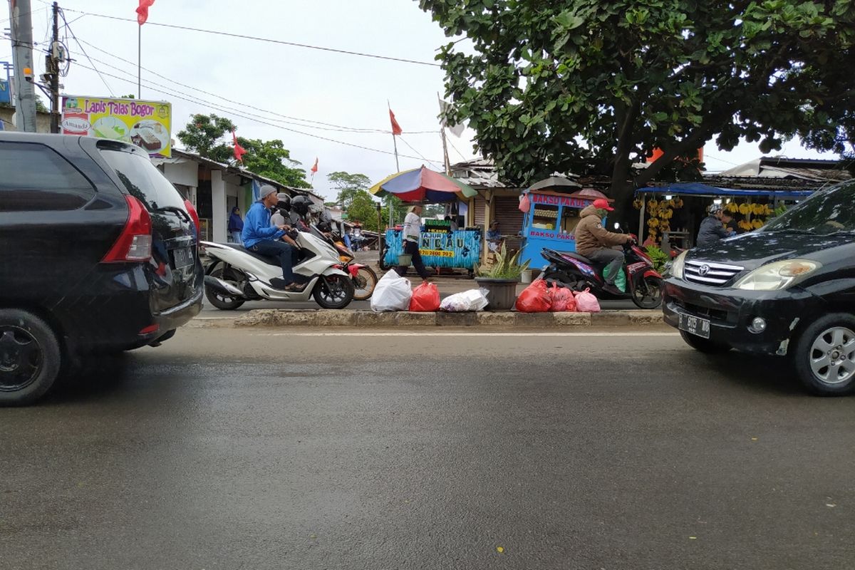 Median jalan Jalan Raden Fatah, Ciledug jadi tempat pembuangan sampah. 
