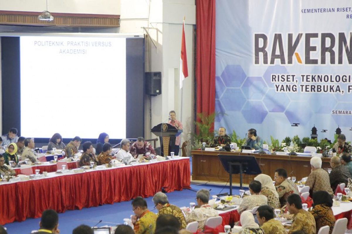 Rapat Kerja Nasional (Rakernas) Kementerian Riset, Teknologi dan Pendidikan Tinggi (Kemenristekdikti) resmi ditutup oleh Menristekdikti Mohamad Nasir di Gedung Soedarto Universitas Diponegoro (4/1/2019).