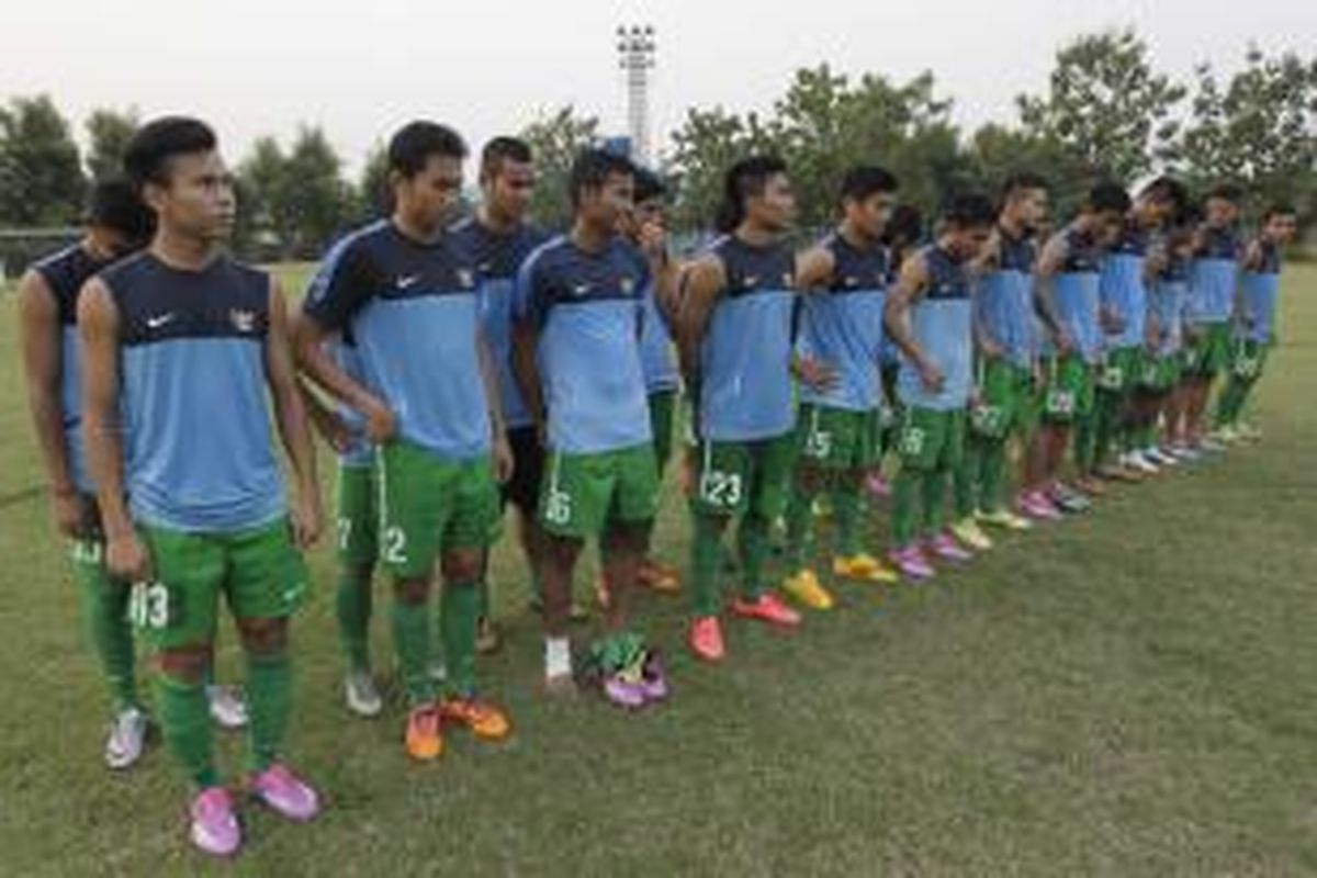 Pemain timnas U-19 saat berlatih di lapangan Sutasoma 77, Halim Perdanakusuma, Jakarta Timur, Kamis (11/9/2014). Timnas U-19 dijadwalkan bertolak ke Spanyol, Jumat esok hari, untuk pemusatan pelatihan dan uji coba tanding melawan Real Madrid C, Atletico Madrid B, Valencia B, dan Barcelona B.