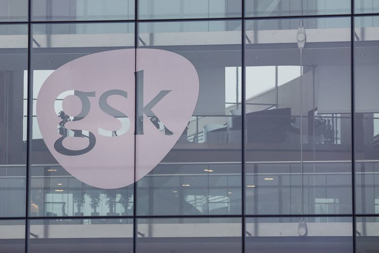 Logo perusahaan farmasi Inggris, GlaxoSmithKline (GSK), terpampang di pabriknya di Wavre pada 8 Februari 2021. Lokasi tersebut adalah tempat vaksin CureVac akan diproduksi.