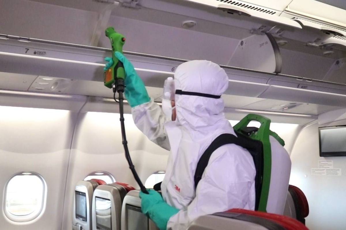 Penyemprotan disinfektan di pesawat Lion Air, Jumat (6/3/2020)