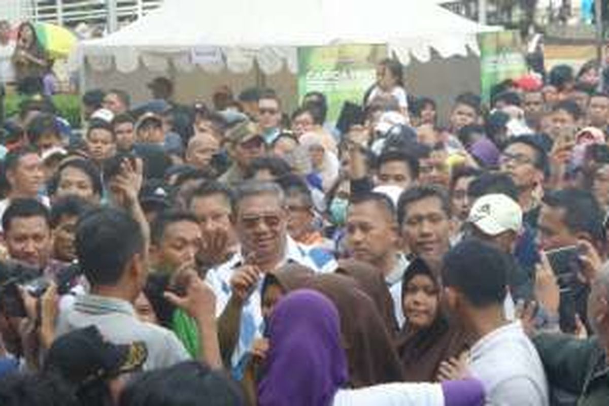 Ketua Umum Partai Demokrat Susilo Bambang Yudhoyono di tengah kerumunan waega di Sarinah, Jalan M.H Thamrin, Minggu (2/10/2016). 