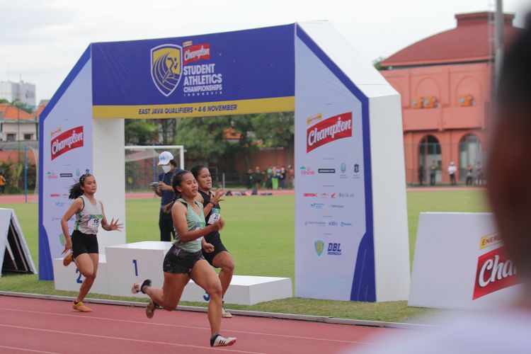 Dihanis Arsita dari SMAN 4 Malang menjadi yang tercepat sekaligus mencatatkan rekor nomor lari 100 meter putri dengan catatan waktu 12,92 detik pada final Energen Champion SAC Indonesia 2022 - East Java Qualifiers di Lapangan Atletik THOR Surabaya, Minggu (6/11/2022).