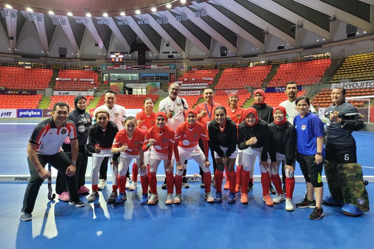 Timnas hoki indoor putri Indonesia saat bermain dalam ajang Kejuaraan Hoki Indoor Asia Cup 2022.