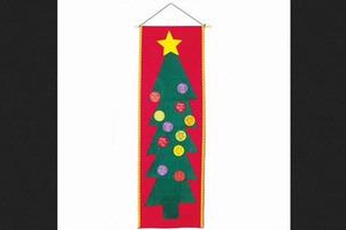 Hiasan ini bukan sekedar pajangan. Anak Anda dapat mengukur tinggi badan dan menandakannya pada pohon Natal tersebut.