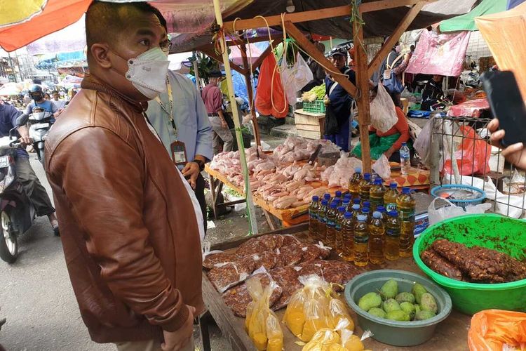 Kepala KPPU Balikpapan, Manaek Pasaribu meninjau harga minyak goreng curah di Pasar Pandansari, Balikpapan, Kaltim.