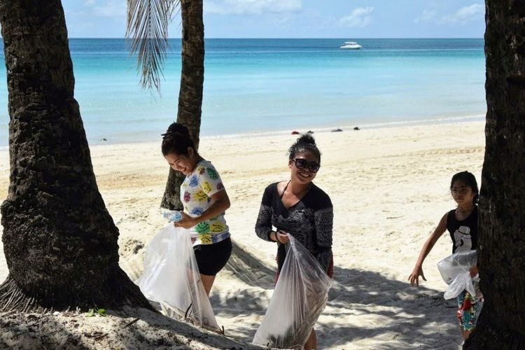 Setiap pagi penduduk setempat di Boracay Filipina berpartisipasi dalam pembersihan pantai.