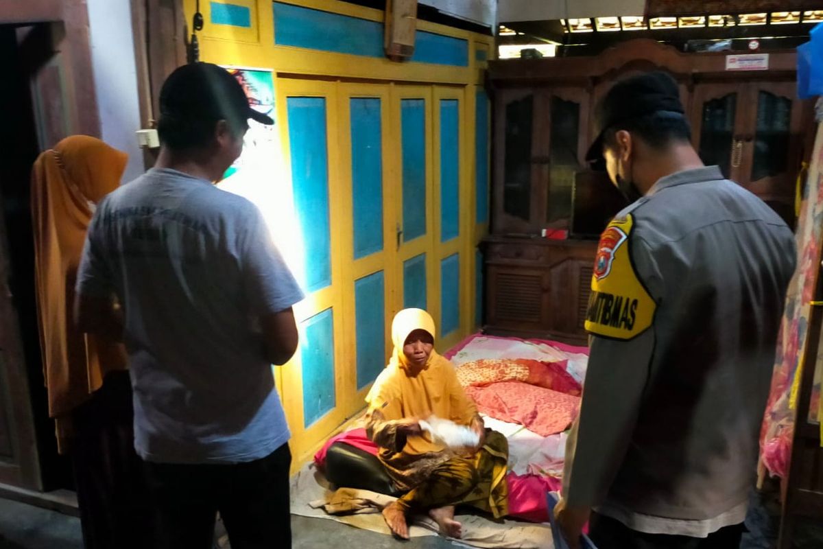 Muslikah (74) dimintai keterangan oleh kepolisian atas kasus pemerasan yang menimpanya di rumahnya, Desa Kendalrejo, Kecamatan Tegaldlimo, Kabupaten Banyuwangi, Jawa Timur, Jumat (15/4/2022).