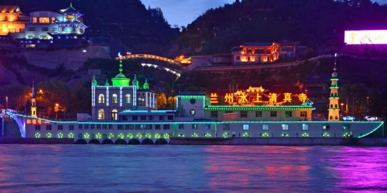 Masjid Terapung Lanzhou di Lanzhou, China. Masjid berbentuk perahu dan berada di Sungai Kuning.