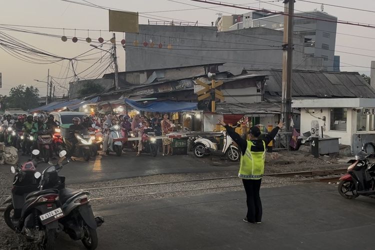Sosok Clara Sang Penjaga Pelintasan Kereta Pesing: Pagi Kerja di Pergudangan, Sore Atur Lalin