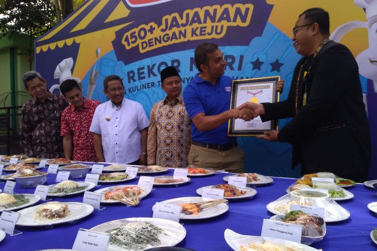 Museum Rekor Indonesia (MURI) menganugerahkan penghargaan kepada Kraft pada kategori ?Sajian Terbanyak Berbahan Keju?.