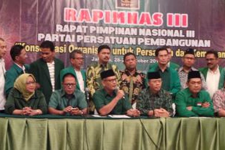 Sekjen DPP PPP Aunur Rofiq didampingi sejumlah pimpinan PPP tingkat provinsi saat membacakan hasil Rapimnas III di Jakarta, Kamis (29/10/2015).
Powered by Telkomsel BlackBerry®