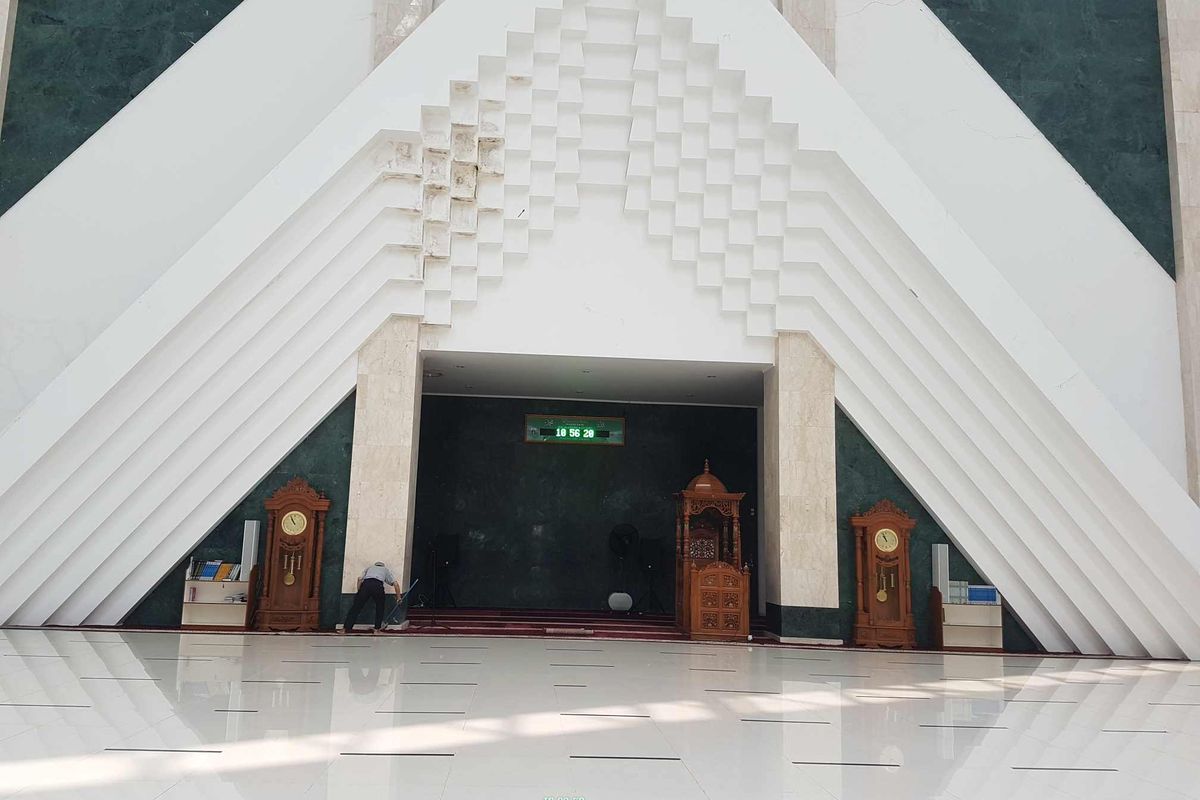 Ruang sholat utama Masjid Raya Kyai Haji Hasyim Asyari, Kalideres, Jakarta Barat.