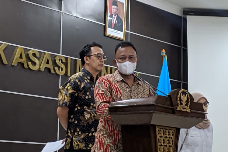 Komisioner Komnas HAM bidang Penyelidikan Choirul Anam saat konferensi pers terkait tragedi Kanjuruhan, Senin (24/10/2022).