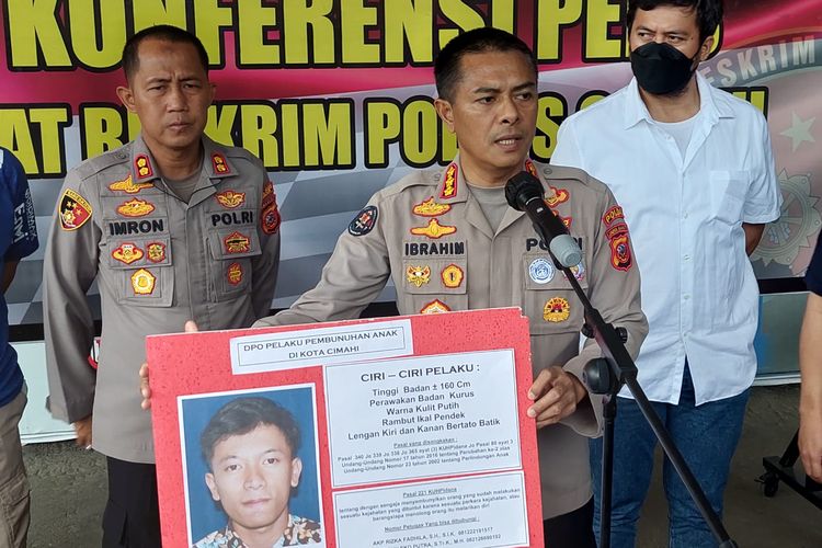 Kabid Humas Polda Jabar, Kombes Pol Ibrahim Tompo menunjukkan identitas pelaku pembunuhan seorang bocah SD di Kota Cimahi.