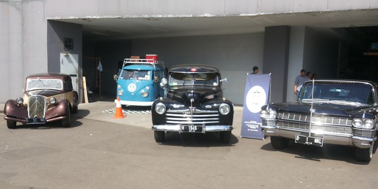 Deretan mobil klasik yang meramaikan pameran Classic for The Young Generation yang diadakan Perhimpunan Penggemar Mobil Kuno Indonesia (PPMKI) di Maxxbox Lippo Village, Tangerang, Sabtu (31/3/2018). 
