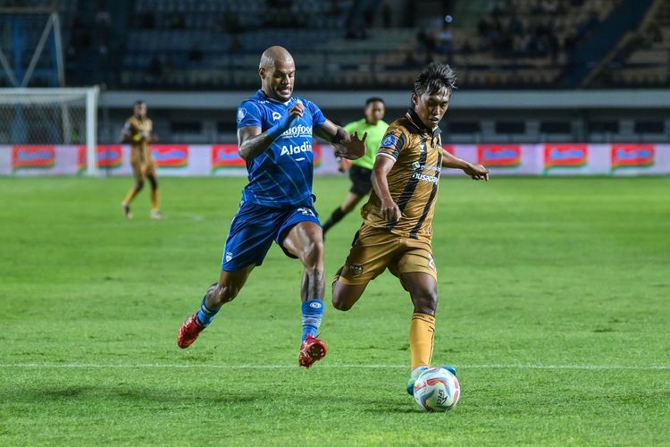 David Da Silva (kiri) berupaya mengejar bola dalam laga pekan ketiga Liga 1 2023-2024 antara Persib vs Dewa United di Stadion Gelora Bandung Lautan Api, Jumat (14/7/2023).