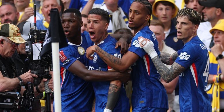 Enzo Fernandez (tengah) merayakan gol dengan rekan satu timnya dalam pertandingan sepak bola semifinal Piala FA Inggris antara Chelsea vs Leeds United di Stadion Wembley di London, pada 26 April 2026. (Foto oleh Adrian Dennis / AFP) 