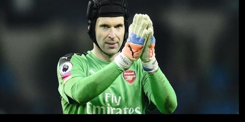 Kiper Arsenal, Petr Cech, memberikan aplaus kepada fans dalam pertandingan Premier League melawan Manchester City pada 18 Desember 2016. 
