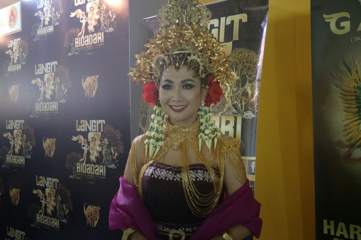 Indy Barends diabadikan setelah pentaskan Langit 7 Bidadari di Teater Garuda, TMII, Jakarta Timur, Jumat (1/6/2018).