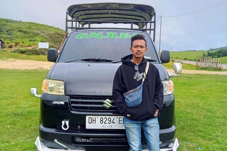 Heribertus Nikolaus Mali (23) di depan kendaraan bak terbukanya