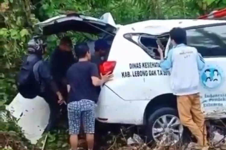 Ambulan milik Dinkes Kabupaten Lebong, Provinsi Bengkulu terpeleset akibat jalan licin. 2 Penumpang meninggal dunia, Senin (10/10/2023)
