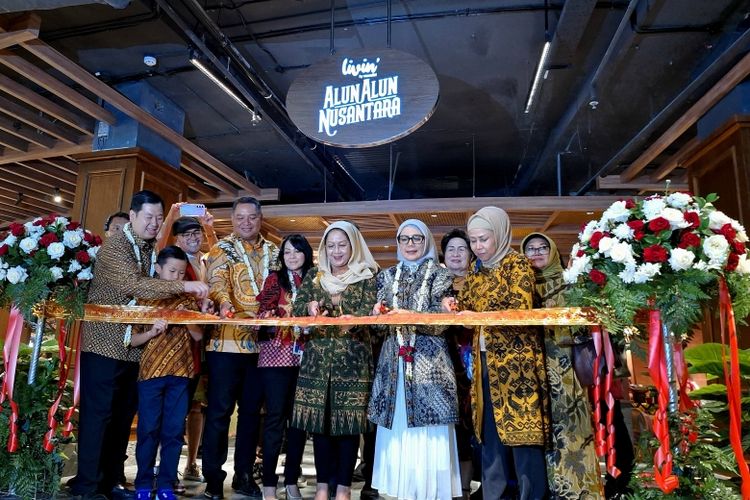 Pembukaan Livin’ Alun Alun Nusantara yang ditandai dengan pengguntingan pita oleh CEO PT Lippo Malls Indonesia Henry Riady bersama dengan Senior Vice President Credit Cards Group Agus Hendra Purnama, dan Senior Vice President Corporate Banking Solutions yang mewakili Bank Mandiri Dolly Roza Evelina Pasaribu. 