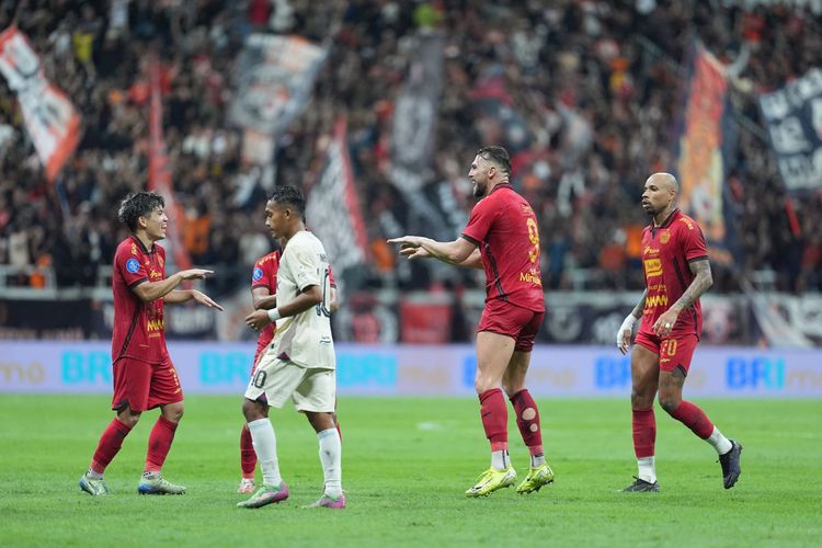 Pemain Persija Ryo Matsumura dan Marko Simic merayakan gol ke gawang Persita. Skor 2-0 menjadi hasil akhir laga pekan ke-19 Liga 1 2024-2025 antara Persija vs Persita di Jakarta International Stadium (JIS) pada Minggu (19/1/2025).