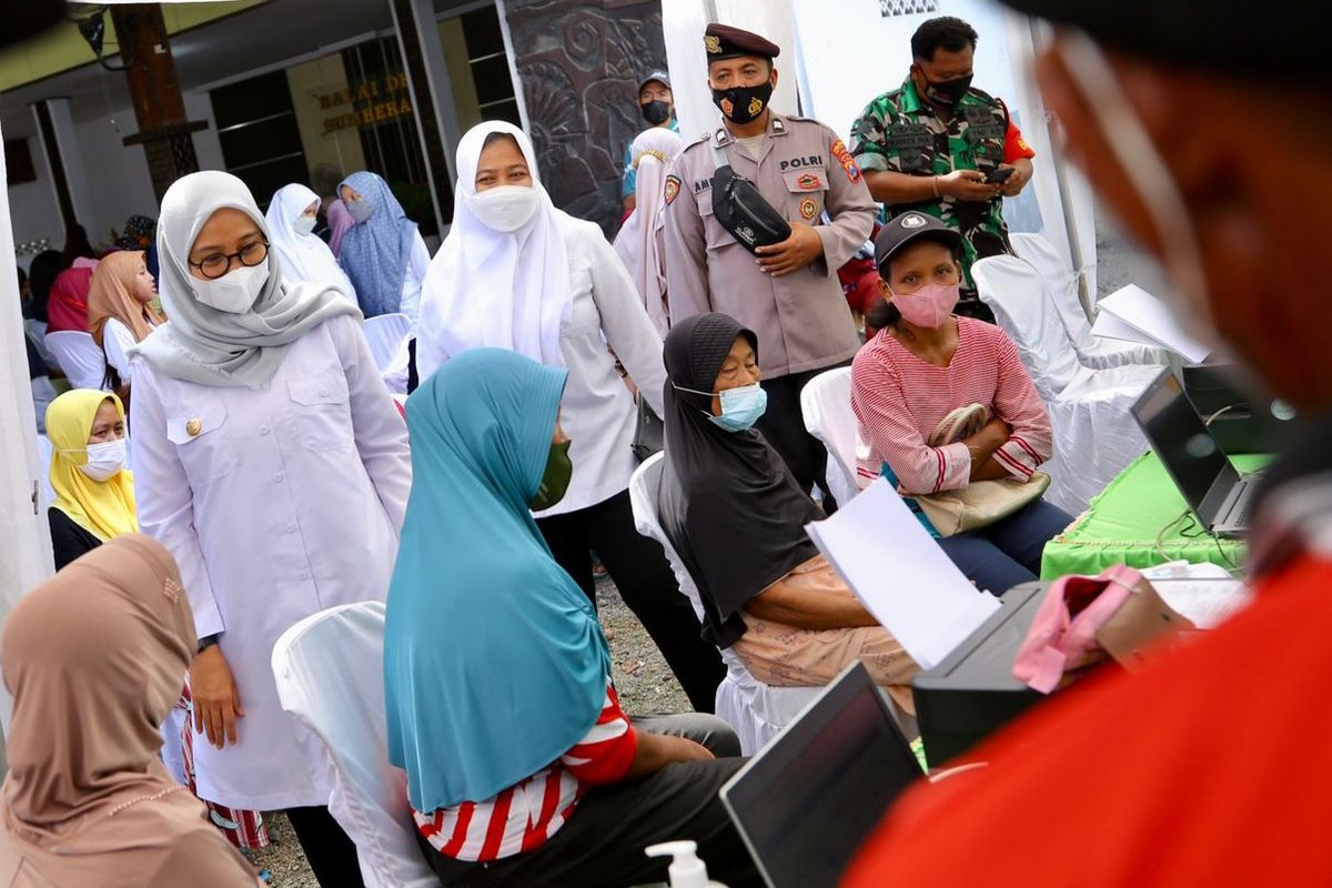 Bupati Banyuwangi Ipuk Fiestiandani meninjau proses vaksinasi Covid-19 malam hari. 